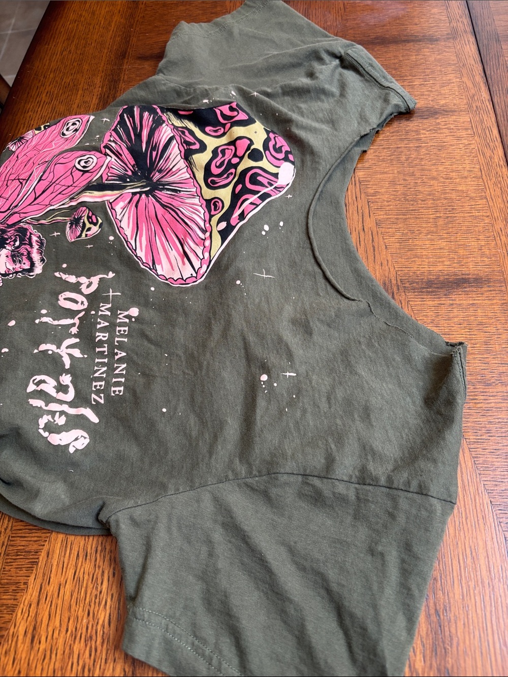 Melanie Martinez t-shirt ,graphic of a fairy seated under a large, pink mushroom - Picture 5 of 6